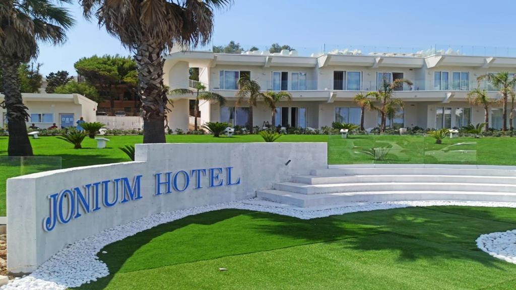 Jonium Hotel - Amazing Sea View And Swimming Pool Pulsano Bagian luar foto