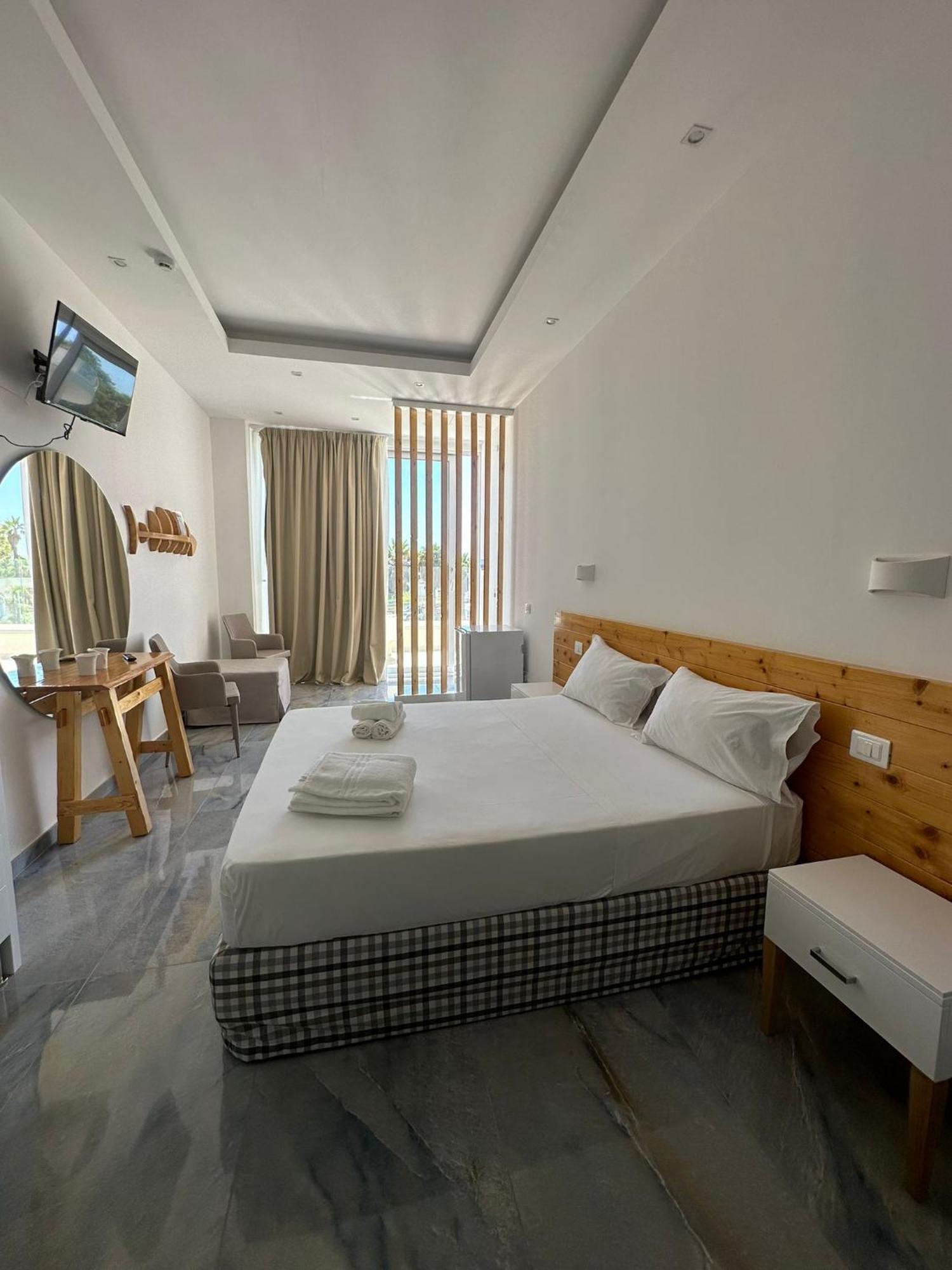 Jonium Hotel - Amazing Sea View And Swimming Pool Pulsano Bagian luar foto