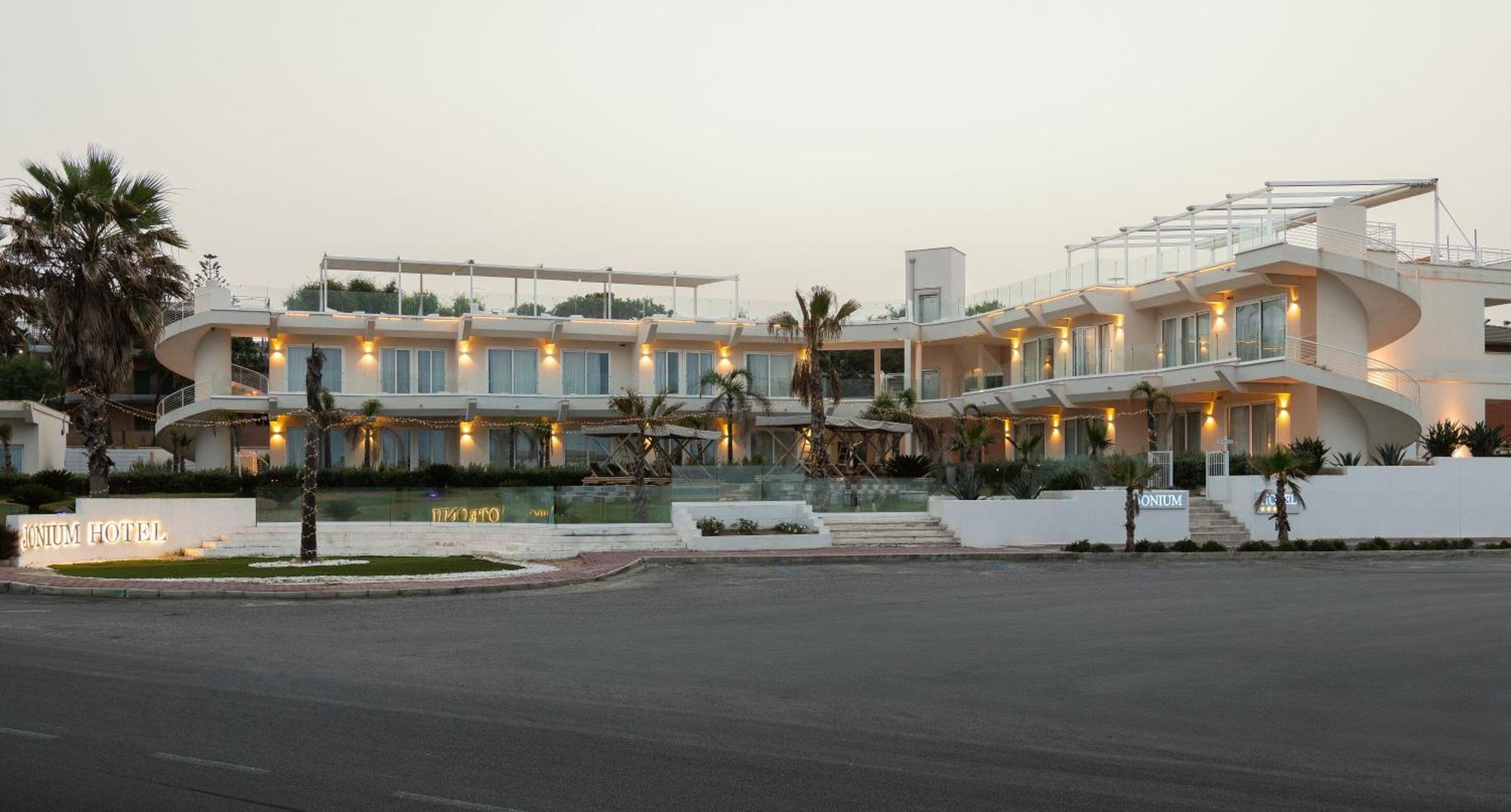 Jonium Hotel - Amazing Sea View And Swimming Pool Pulsano Bagian luar foto